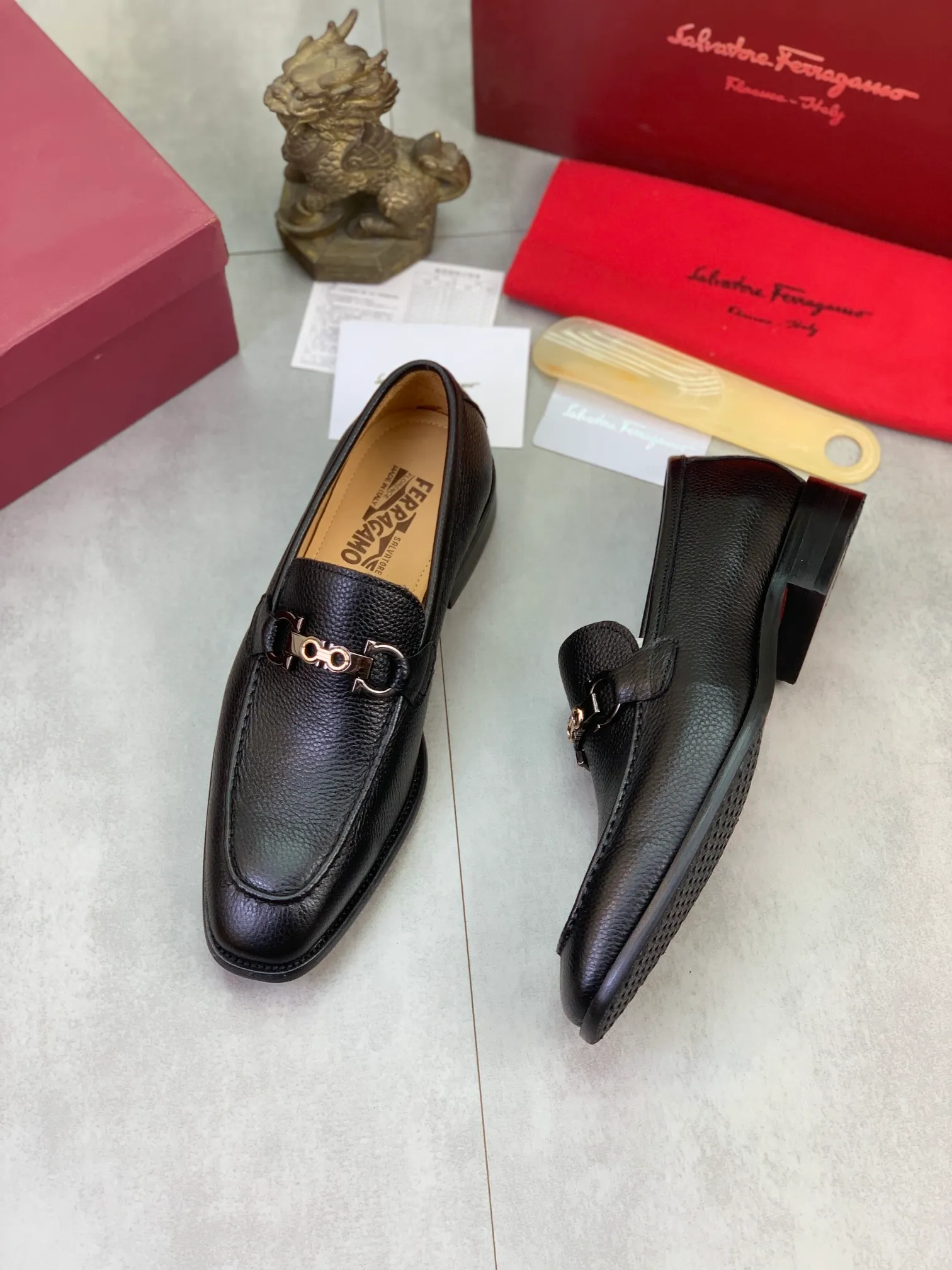 Men's Men's Shoes 💰P460💰[New Style] Water-dyed Niuli 🆘[Salvatore Ferragamo] Ferragamo's latest casual business leather shoes for men! Available at counters simultaneously! The fabric is made of specially imported original pebbled calfskin, and the lining is made of imported water-dyed cowhide. It is absolutely luxurious and leads the fashion trend. Matching code: 38-47 black and brown optional